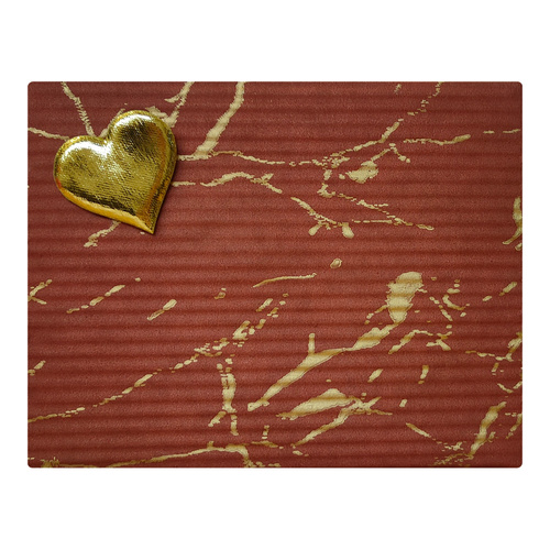 Pakowanie na prezent w czekoladowo-złoty papier ze złotym serduszkiem