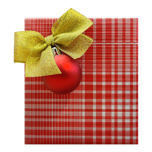 Pakowanie w czerwony papier w kratę z złotą kokardką i czerwoną bombką