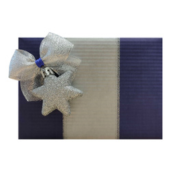 Pakowanie na prezent w granatowo - srebrny papier ze srebrną kokardką i gwiazdką