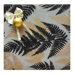 Pakowanie na prezent w papier ze wzorem świątecznym, kokardką ecru  i złotą bombką