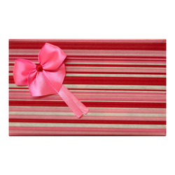 Pakowanie na prezent w różowo-czerwony papier z różową kokardką