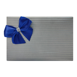 Pakowanie w papier szary z granatową kokardką.