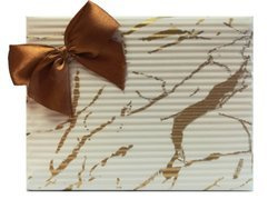 Pakowanie na prezent w papier ozdobny biało-złoty z brązową kokardką