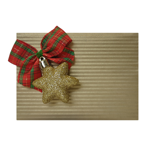 Pakowanie na prezent w złoty papier z wstążką w kratę i złotą gwiazdką