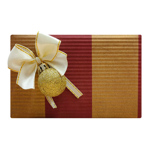 Pakowanie na prezent w bordowo - złoty  papier, kokardką ecru  i złotą bombką