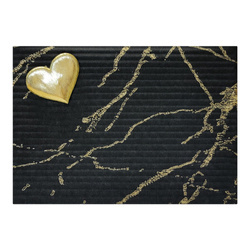 Pakowanie na prezent w czarno-złoty papier i złotym serduszkiem