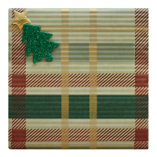 Pakowanie na prezent w zielony papier w kratę z ozdobą z motywem świątecznym