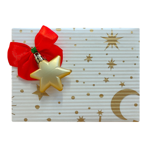 Pakowanie w papier ecru w gwiazdki z czerwoną kokardką i złotą bombką
