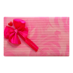 Pakowanie na prezent w ozdobny papier w róże z czerwonym sercem i fuksjową kokardką