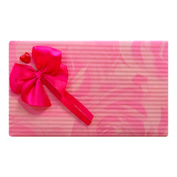 Pakowanie na prezent w ozdobny papier w róże z czerwonym sercem i fuksjową kokardką