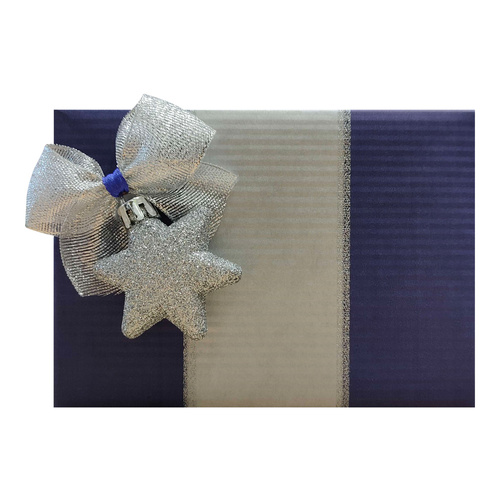 Pakowanie na prezent w granatowo - srebrny papier ze srebrną kokardką i gwiazdką
