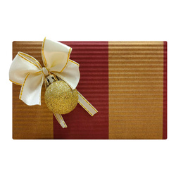 Pakowanie na prezent w bordowo - złoty  papier, kokardką ecru  i złotą bombką