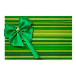 Pakowanie na prezent w zielony papier z zieloną kokardką