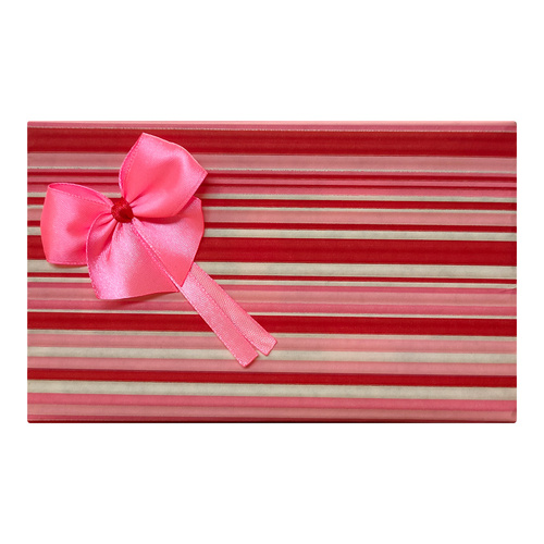 Pakowanie na prezent w różowo-czerwony papier z różową kokardką