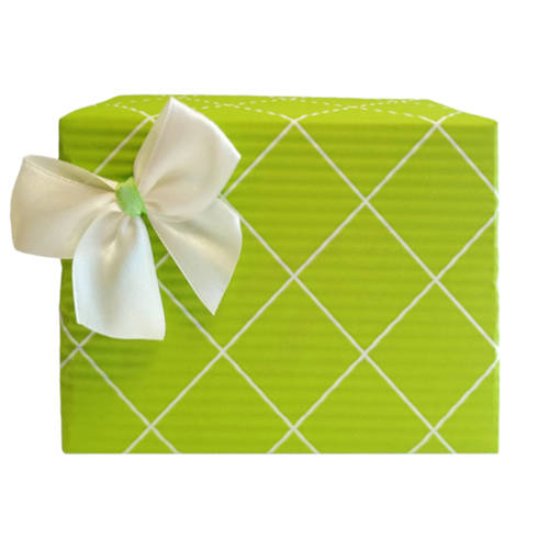 Pakowanie na prezent w zielony papier i kremową kokardką